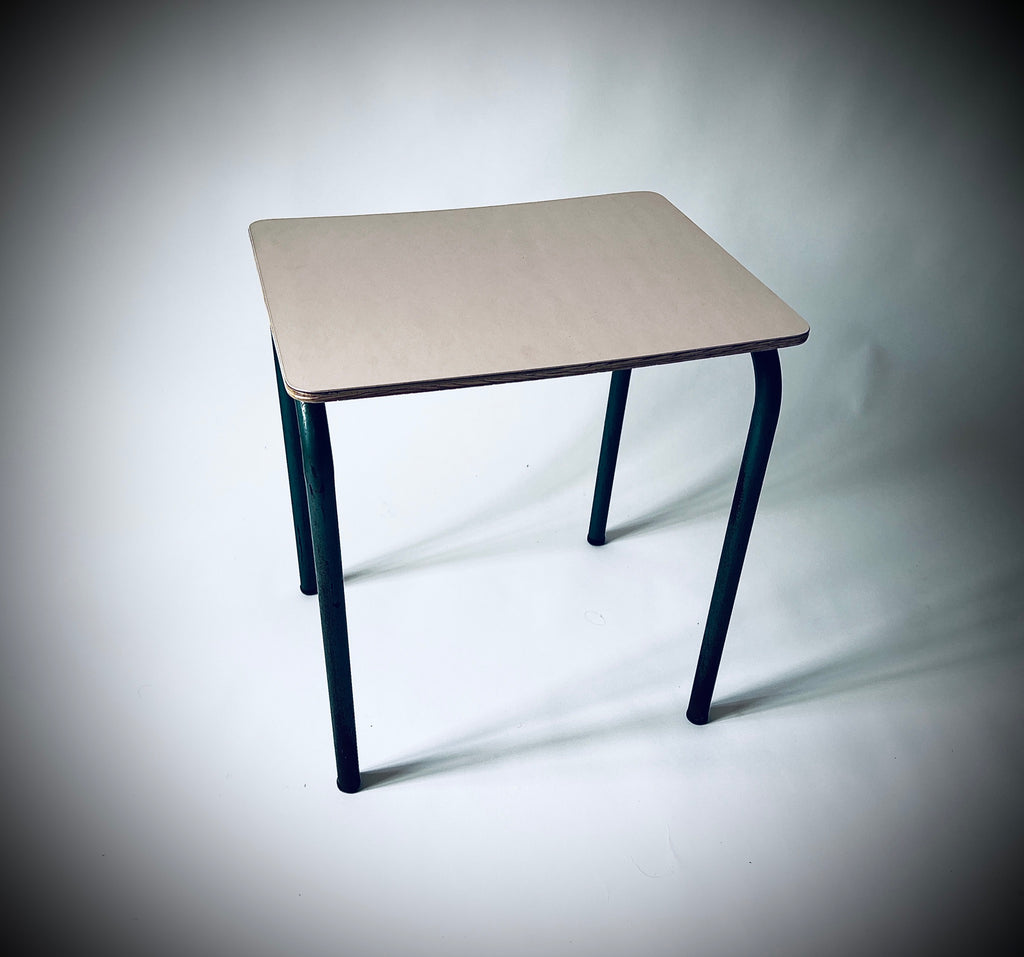 Beistelltisch Châtenois/Keschteholz ohne Dekoration, mit hellrosa Platte und dunkelgrünem Metallgestell.