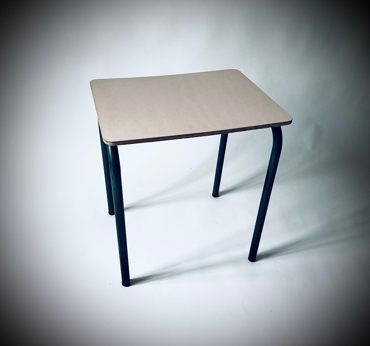 Beistelltisch Châtenois/Keschteholz ohne Dekoration, mit hellrosa Platte und dunkelgrünem Metallgestell.